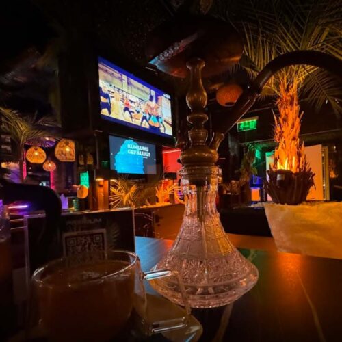 Edle Shisha mit gläserner Bowl und feinem Raucheffekt in einer modernen Shisha Bar Hamburg.