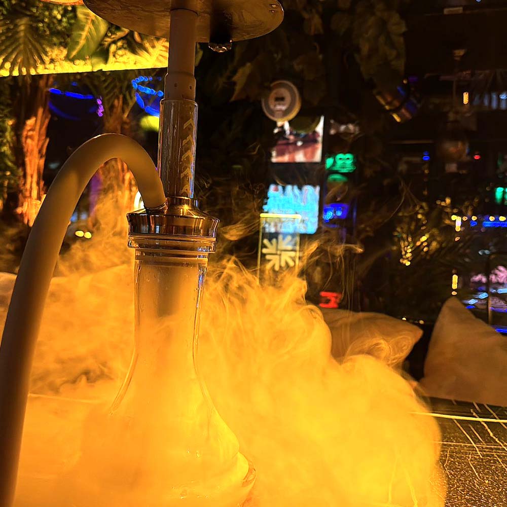 Shisha bar Hamburg - Eine stilvolle Shisha Bar Hamburg mit gemütlichem Ambiente, wo Gäste in einer luxuriösen Umgebung Shisha rauchen.