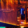 Elegante Shisha-Lounge mit warmem Licht, stilvoller Dekoration und Premium-Logo an der Wand.